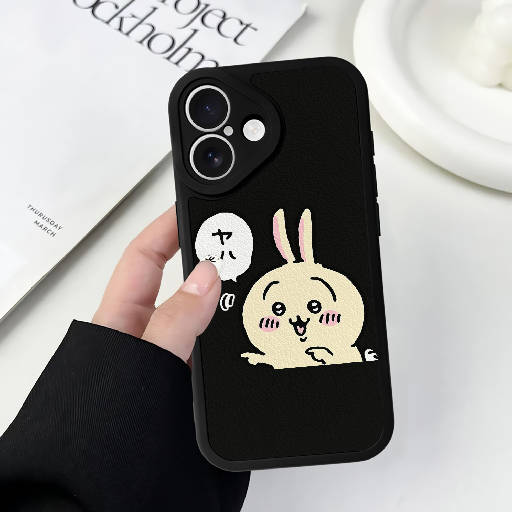 （画像用） ちいかわ うさぎ Chii-kawa usagi 【iPhone 16シリーズ対応】シリコンスマホケース（レザー調） 材質：シリコン